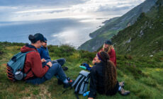 Excursionistas frente a Slieve League - © Big Style Media - Fáilte Ireland