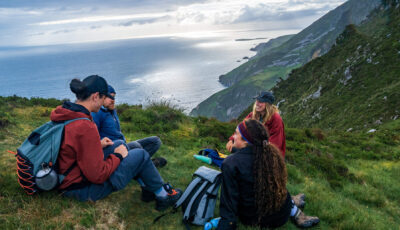 Excursionistas frente a Slieve League - © Big Style Media - Fáilte Ireland