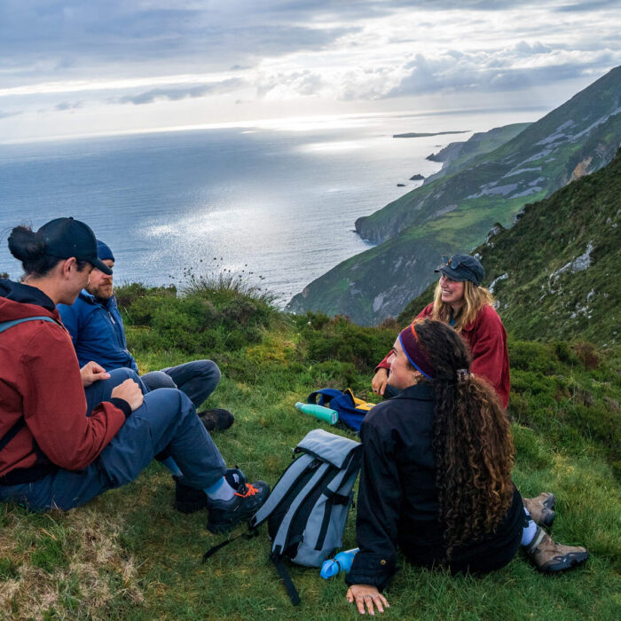Excursionistas frente a Slieve League - © Big Style Media - Fáilte Ireland