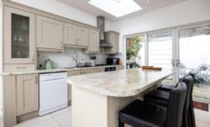 Large 3 Bed family home - 5 min from Train station