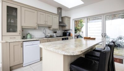 Large 3 Bed family home - 5 min from Train station