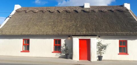 Luxury 300yr old Irish thatch cottage close to sea
