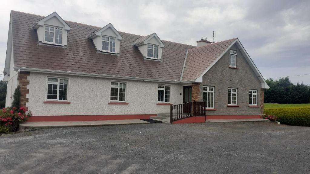 Spacious 6 Bed House 10 minutes from Knock Airport