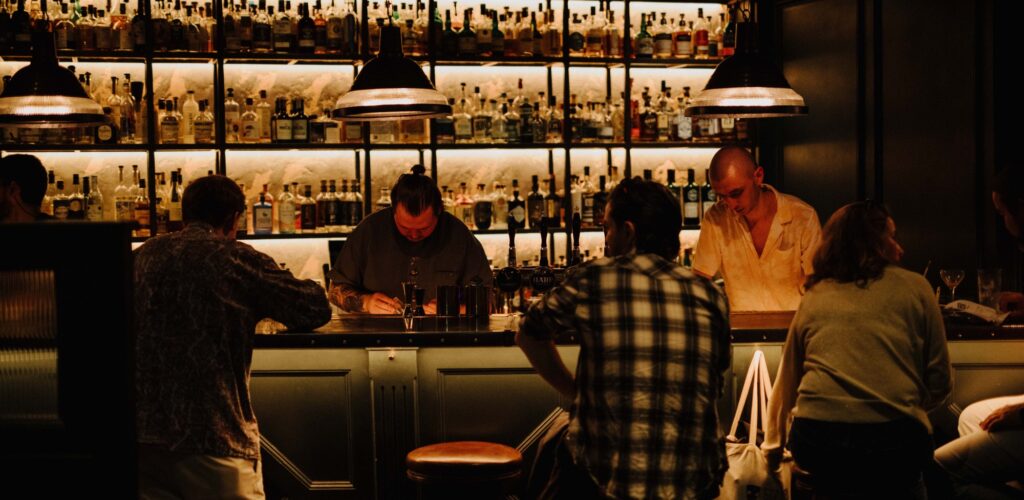 Le comptoir du Bar 1661 à Dublin, avec ses bouteilles et ses clients