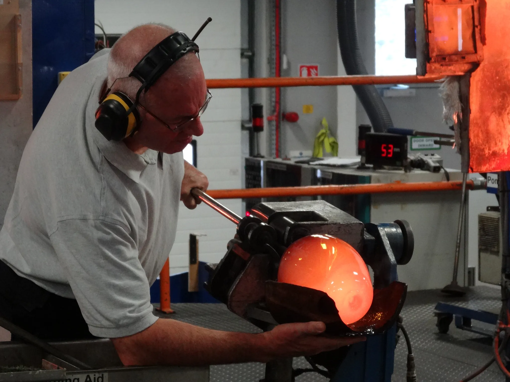 Un artisan travaillant le cristal - Francisco Antunes - cc