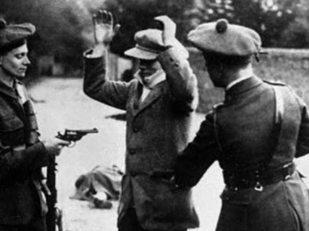 Black and Tans controlando a un irlandés - Dominio público