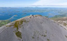 Vista aérea de Croagh Patrick y la bahía de Clew - Big Stule Media - ©Failte Ireland