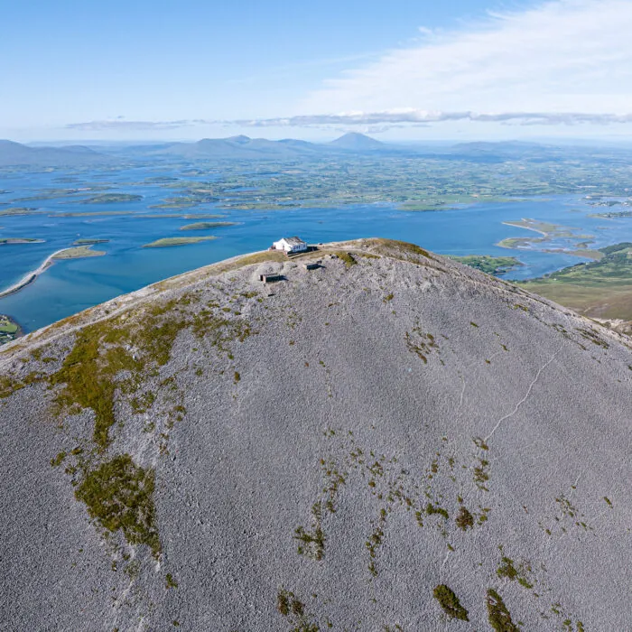 Vista aérea de Croagh Patrick y la bahía de Clew - Big Stule Media - ©Failte Ireland