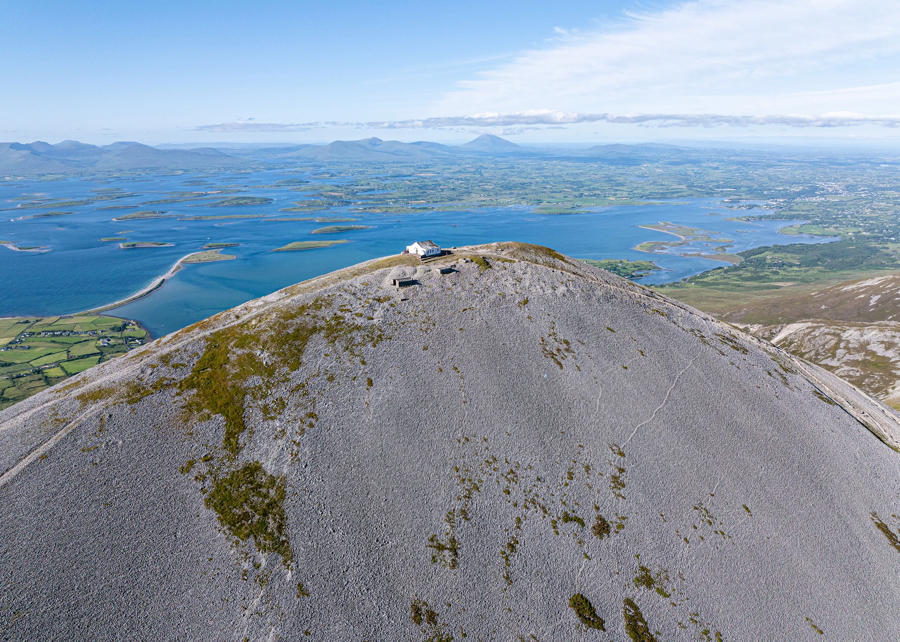 Vista aérea de Croagh Patrick y la bahía de Clew - Big Stule Media - ©Failte Ireland
