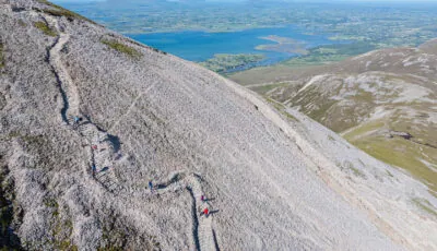 Croagh Patrick dominando Clew Bay, en el condado de Mayo - © Fáilte Ireland / Big Style Media