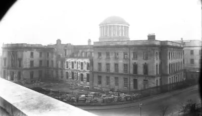 Los Four Courts de Dublín durante la Guerra Civil Irlandesa – Dominio público