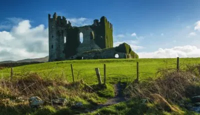 Por qué los castillos irlandeses caen en ruinas