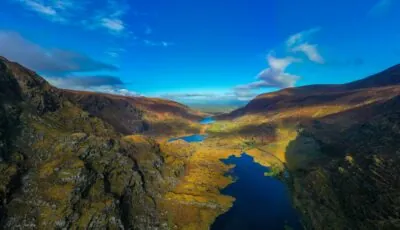 Carretera sinuosa que atraviesa el Gap of Dunloe, en el condado de Kerry