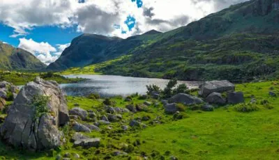Montañas, lago y carretera del Gap of Dunloe en Irlanda