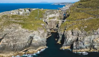 El puente y los acantilados de Mizen Head en West Cork - © Jürgen Hamann