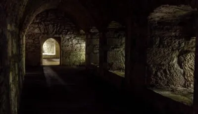 Sala de piedra en el interior de las ruinas de Muckross Abbey en Killarney