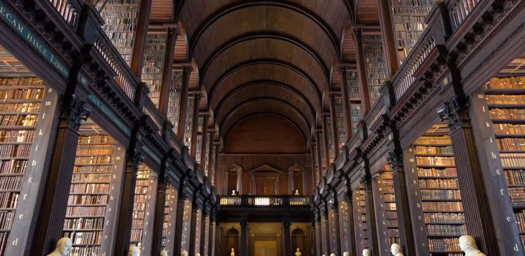 Dior elige Trinity College Dublin para el desfile de Jonathan Anderson