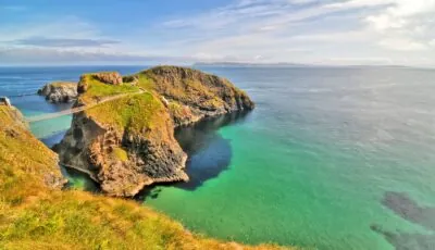 El puente de Carrick-a-Rede 1 Carrick-a-Rede Rope Bridge entre los acantilados de Antrim y Carrick-a-Rede Island