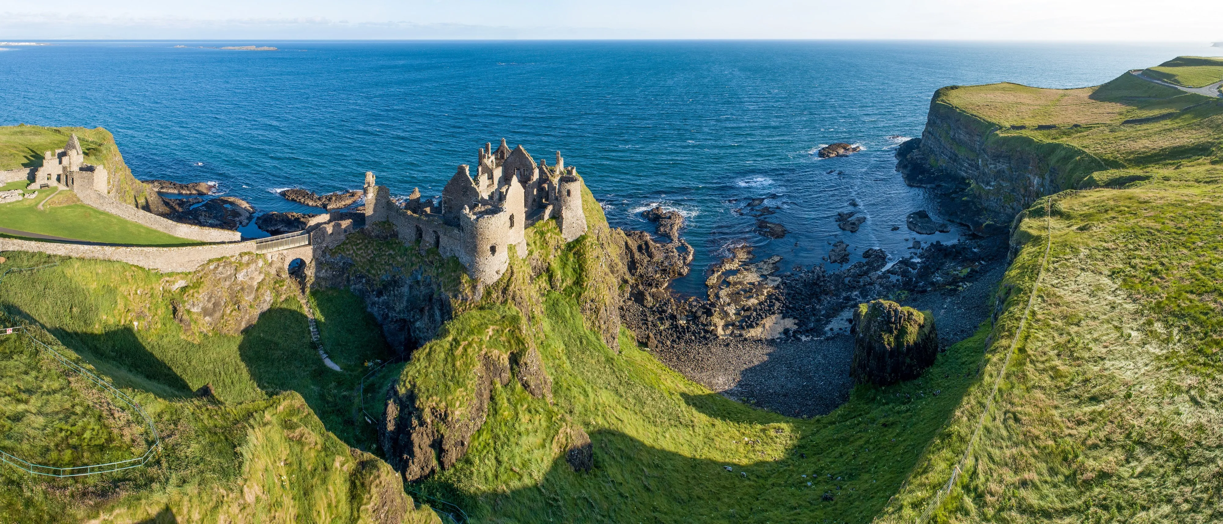 Vista aérea del castillo de Dunluce - © kilhan