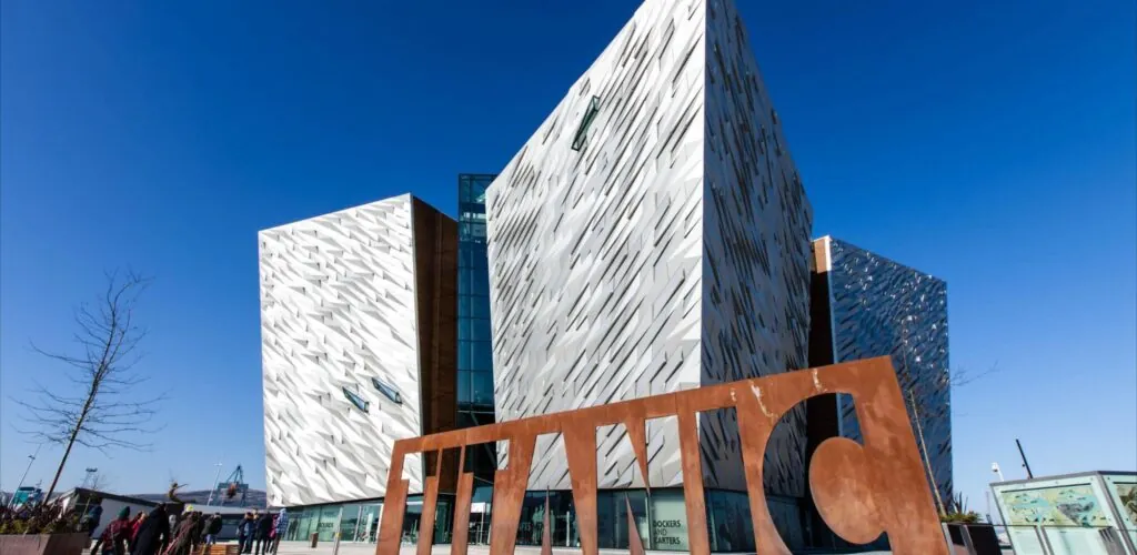 Titanic Belfast: la célebre Gran Escalinata estrena nueva decoración