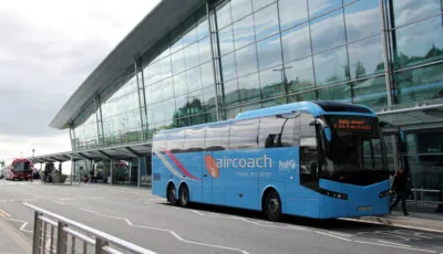 Un autocar Aircoach frente al aeropuerto de Dublín