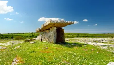 El dolmen de Poulnabrone 1 Vista del dolmen de Poulnabrone - © MNStudio