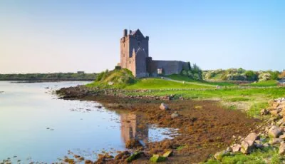Dunguaire Castle 1 Dunguaire Castle a orillas de la bahía de Galway, en Kinvara