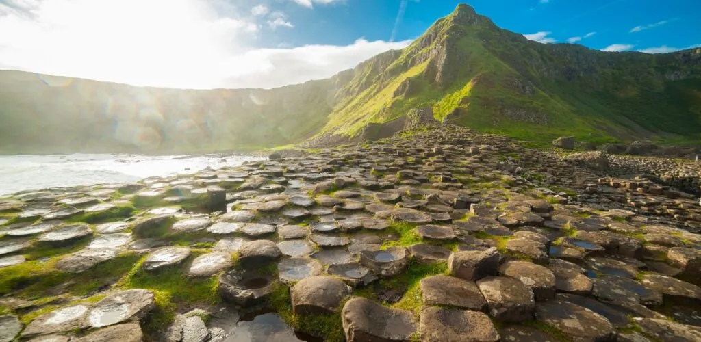 En Irlanda del Norte, la Calzada del Gigante está amenazada por… monedas arrojadas al mar