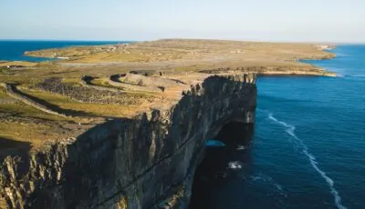 El fuerte de Dun Aengus 2 Vista aérea de los recintos semicirculares de Dún Aonghasa en Inis Mór