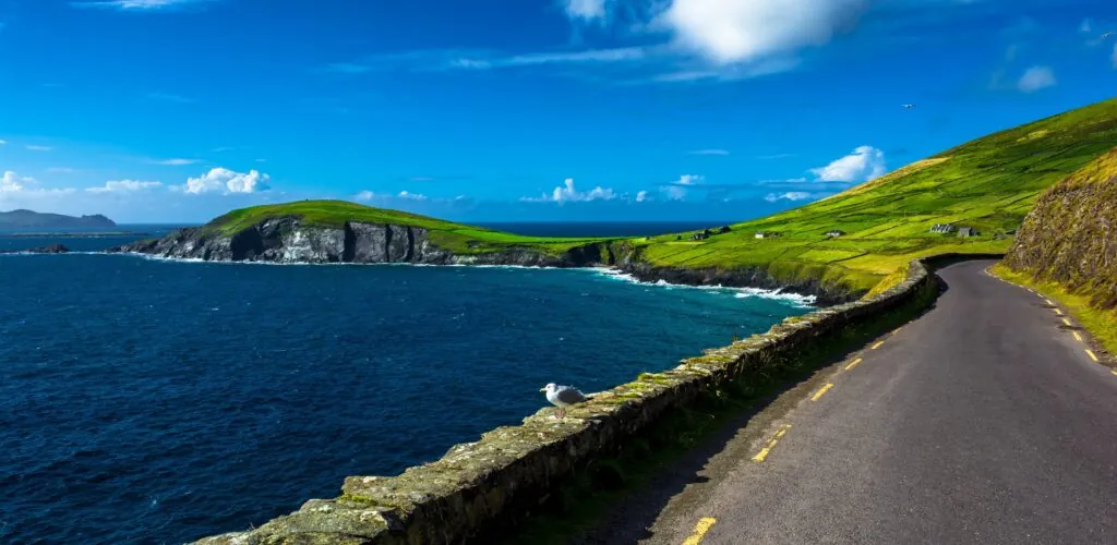 Enfunda una bicicleta eléctrica ligera y explora 3 rutas costeras en Irlanda