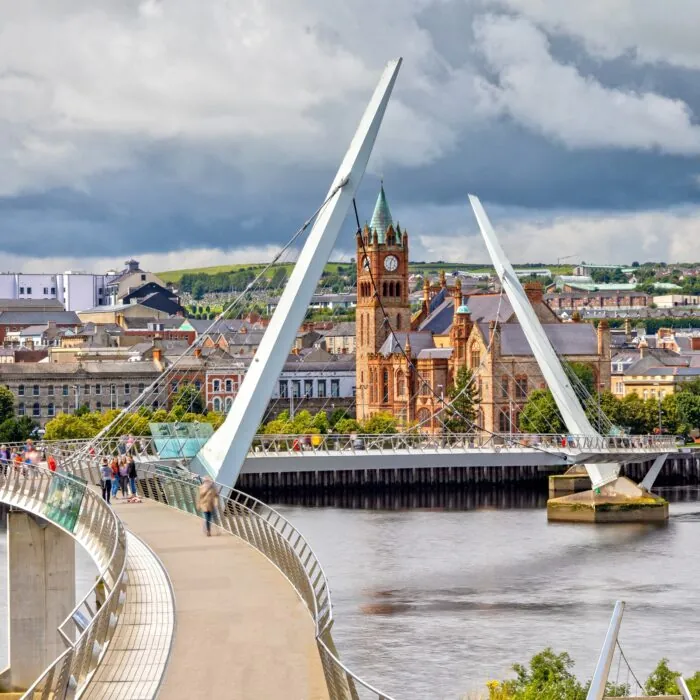 Derry et le Peace Bridge - © susanne2688