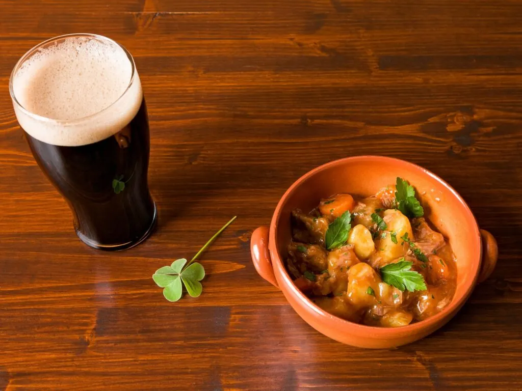 Un irish stew avec une pinte de stout - © luigimorbidelli