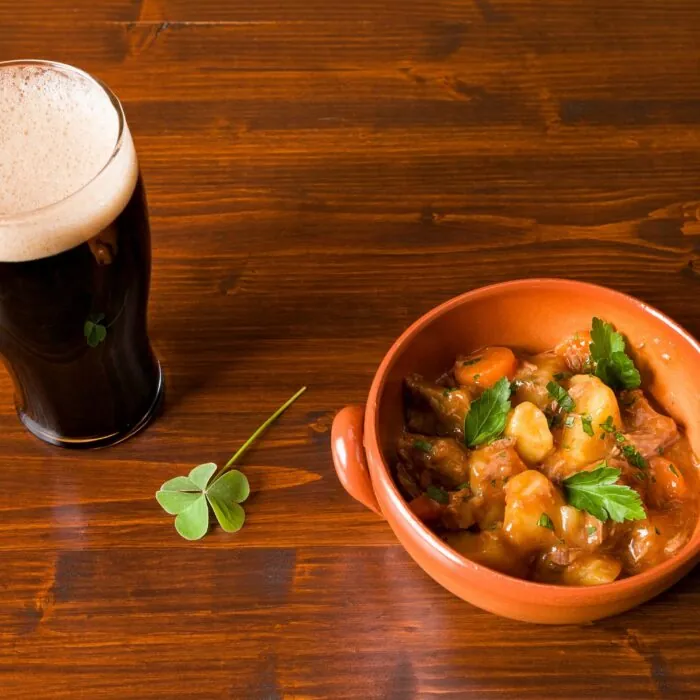Un estofado irlandés con una pinta de cerveza negra - © luigimorbidelli