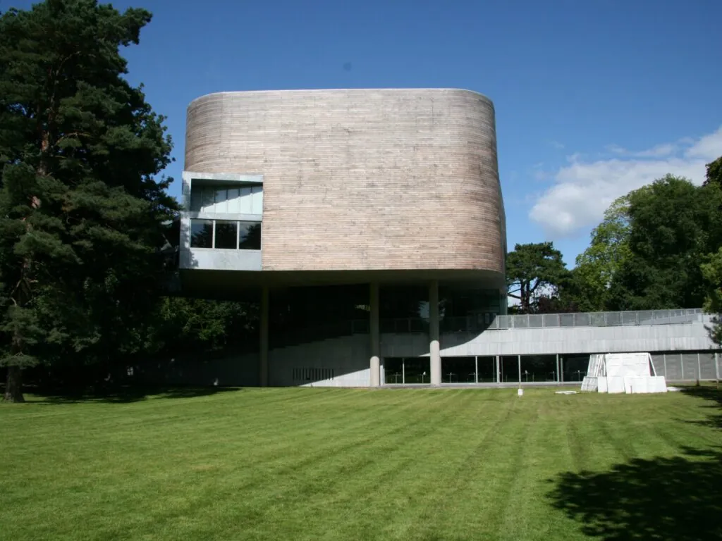La Lewis Glucksman Gallery - R_uu_t - cc