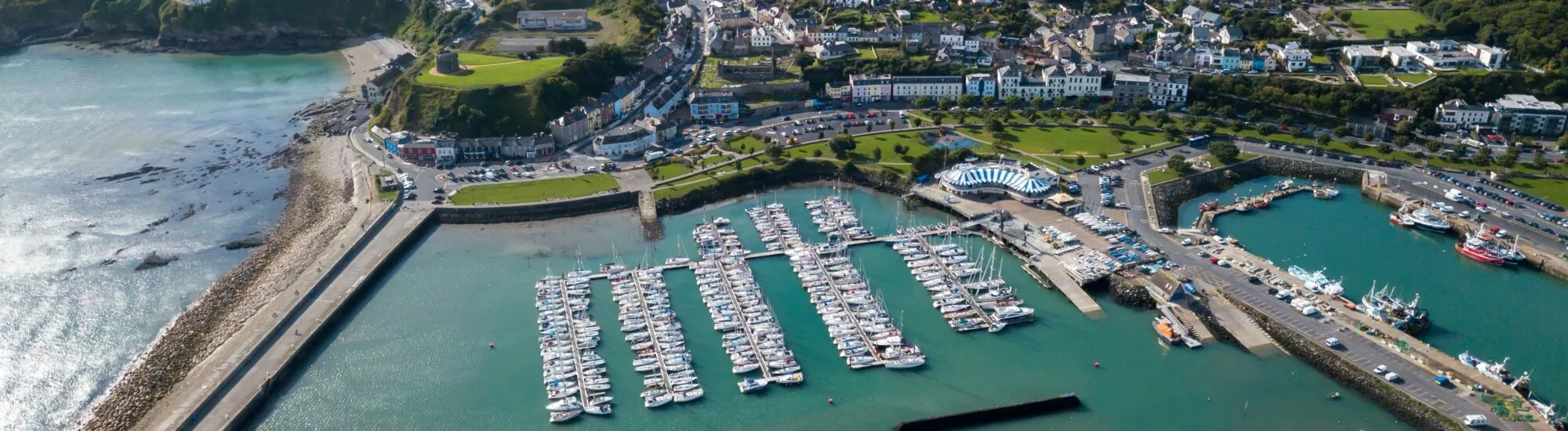 Vue aérienne de Howth et de son port - © Ire DronePhotography