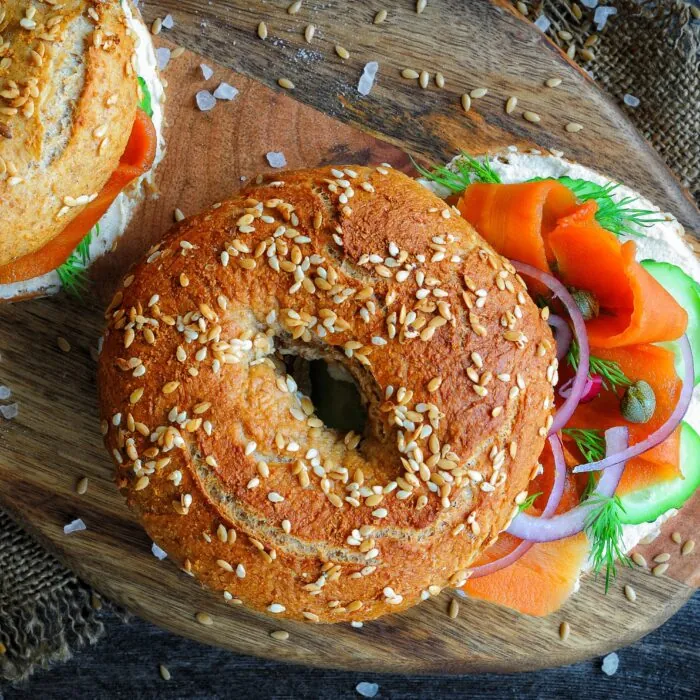 Bagel con salmón ahumado irlandés