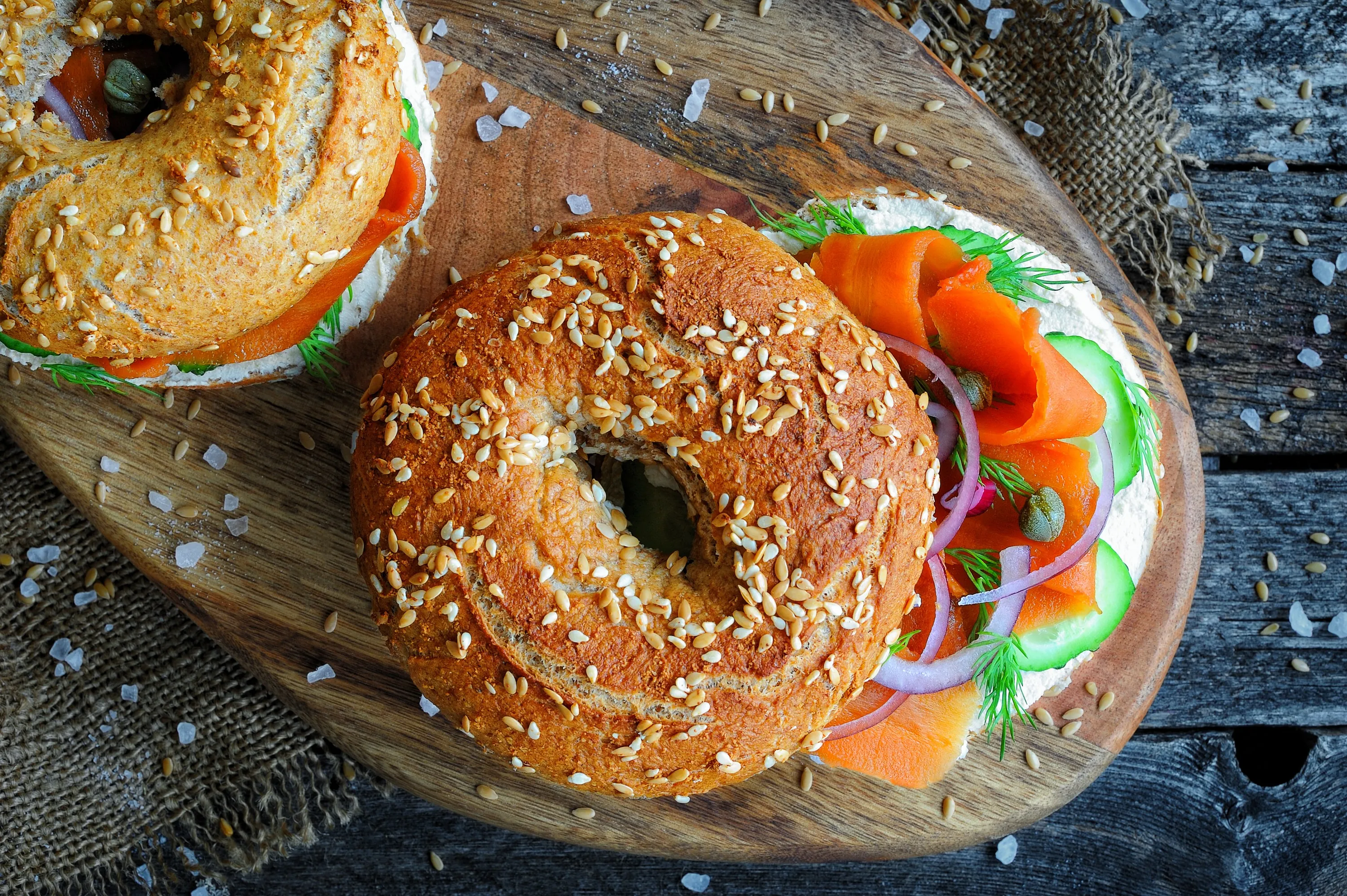 Bagel con salmón ahumado irlandés