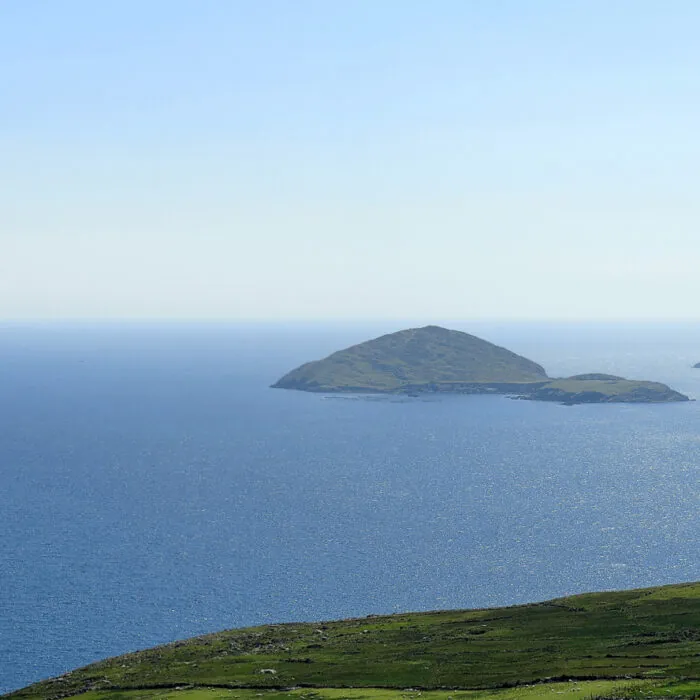 Deenish Island à gauche et Scariff Island à droite - Robert Linsdell - cc