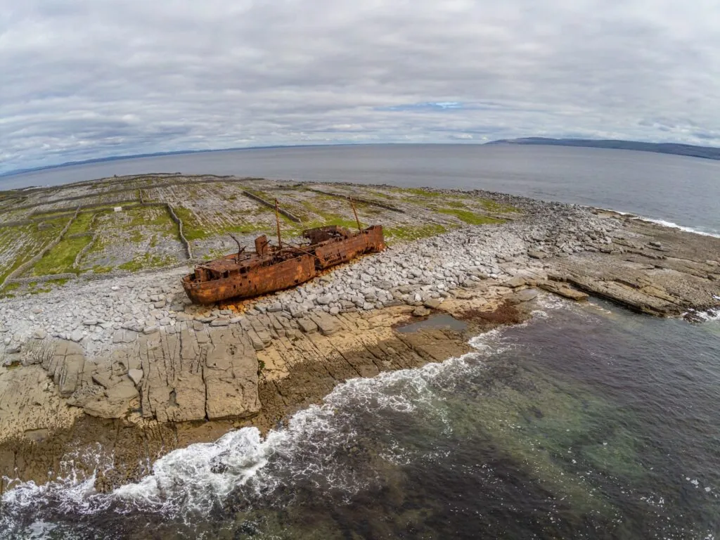 Un bateau abandonné sur l'île d'Inisheer - © lisandrotrarbach