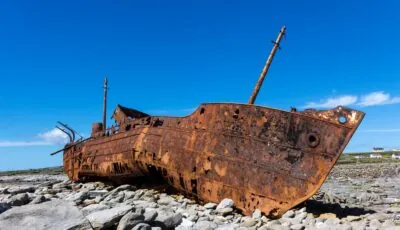 Pecio oxidado del MV Plassy sobre las rocas de Inis Oírr