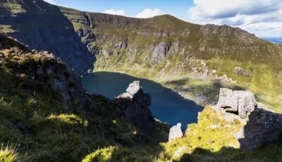 Coumshingaun Lough 1 Coumshingaun Lough al pie de las paredes de su circo glaciar, en los Comeragh Mountains