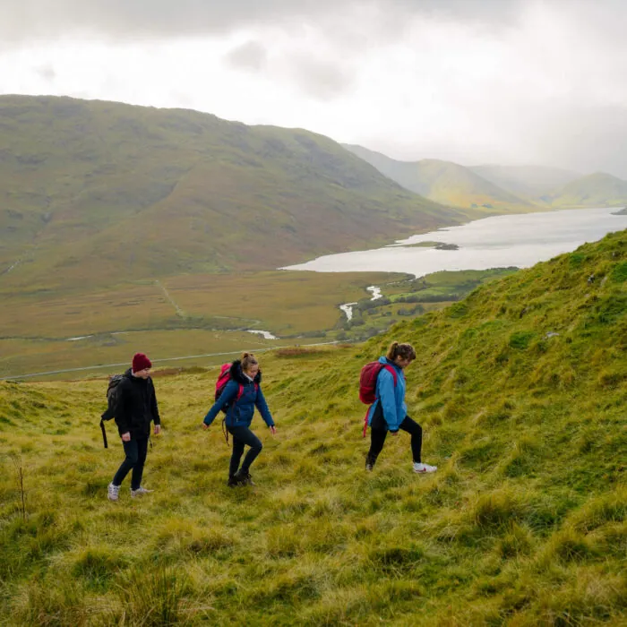Le Lough Nafooey et des randonneurs - ©Joyce Country and Western Lakes Geopark
