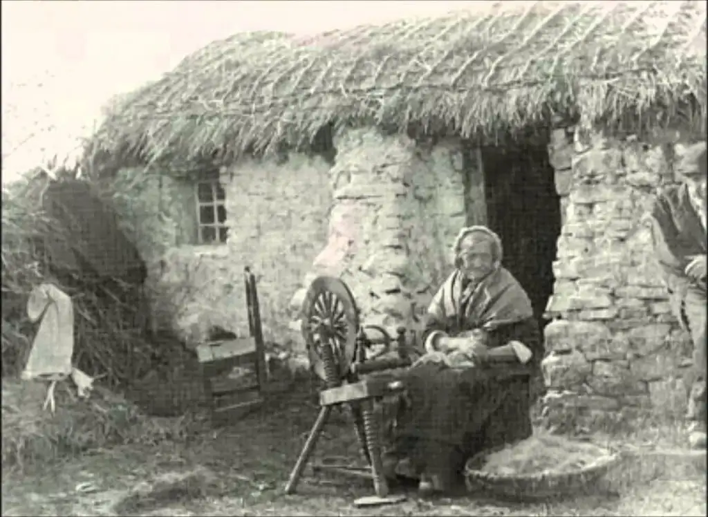 Un foyer irlandais lors de la Grande Famine - Domaine public