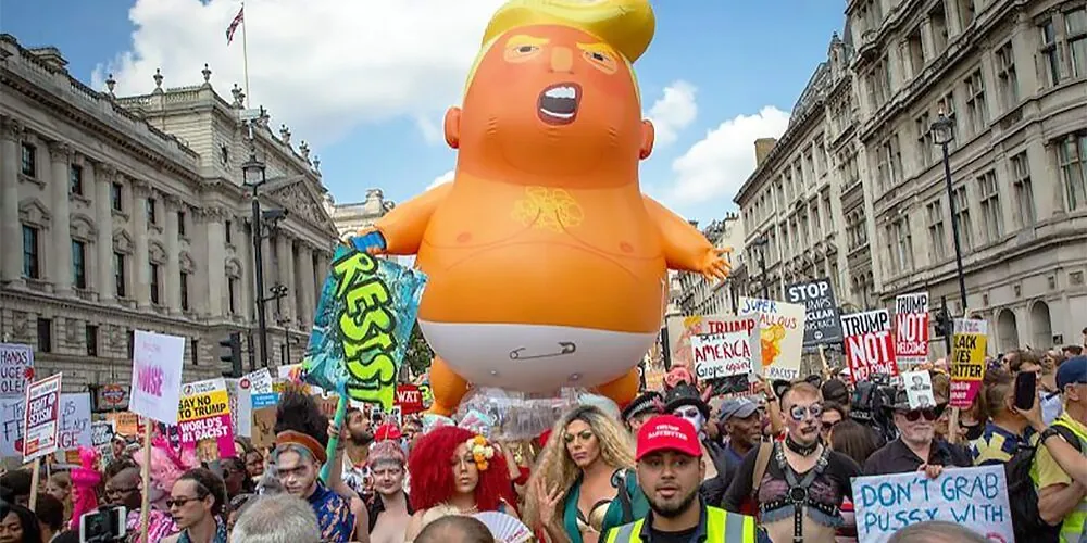 Visita de Trump en Irlanda: un globo aerostático en forma de bebé Trump en el cielo de Dublín