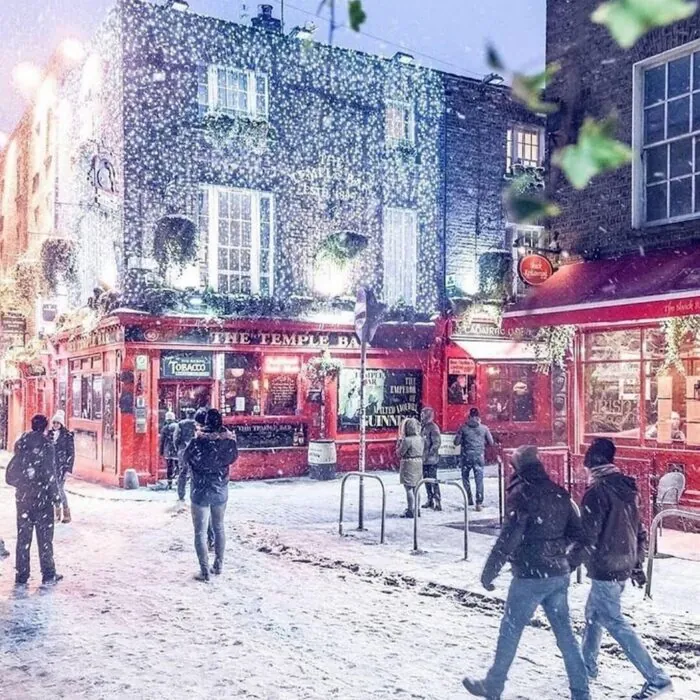 De la neige à Temple Bar, à Dublin en Irlande - @allexphotography
