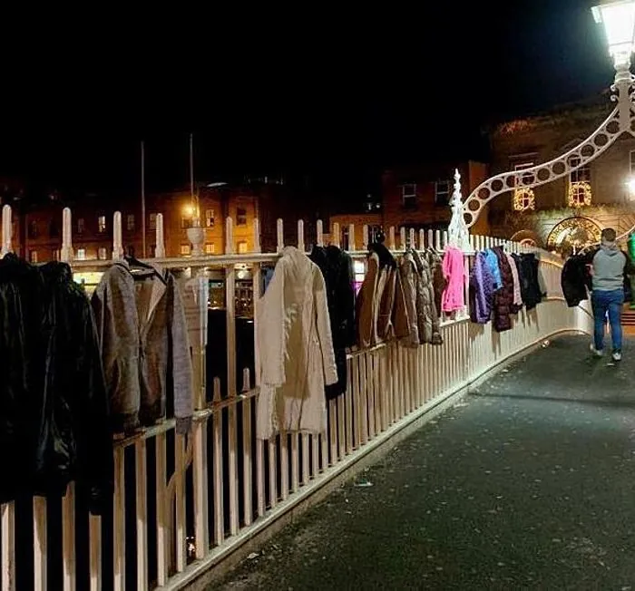 Le Ha'Penny Bridge et ses manteaux solidaires à Dublin