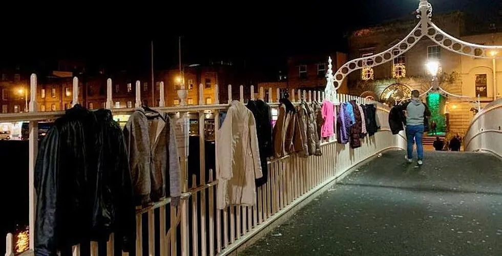 Dublín: habitantes cuelgan abrigos en el puente Ha’Penny para personas sin hogar