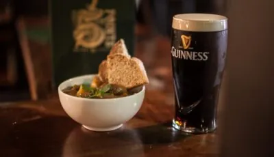 Un estofado irlandés servido en Five Points en Belfast