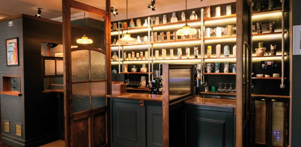 Covid-19 en Irlanda: un irish pub se reinventa como café y reabre sus puertas