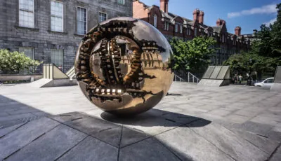 Trinity College 2 Sfera con Sfera de Arnaldo Pomodoro en Trinity College Dublin